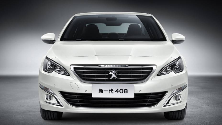 A frente tem novos far&oacute;is e grade. | <a href="https://preprod.quatrorodas.abril.com.br/noticias/saloes/pequim-2014/peugeot-408-sedan-tem-primeira-informacoes-reveladas-780044.shtml" rel="migration">Leia mais</a>