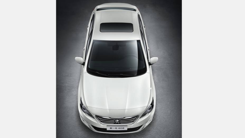 O ve&iacute;culo ser&aacute; oferecido com tr&ecirc;s motoriza&ccedil;&otilde;es: 1.6 aspirado com 117 cv, 1.8 de 140 cv e o j&aacute; conhecido 1.6 turbo (chamado de THP), com 165 cv. | <a href="https://preprod.quatrorodas.abril.com.br/noticias/saloes/pequim-2014/peugeot-408-sedan-tem-primeira-informaco" rel="migration"></a>