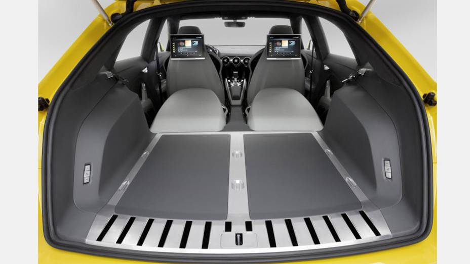 Detalhe do porta-malas do veículo. | <a href="https://preprod.quatrorodas.abril.com.br/noticias/saloes/pequim-2014/audi-tt-offroad-revelado-780298.shtml" rel="migration">Leia mais</a>