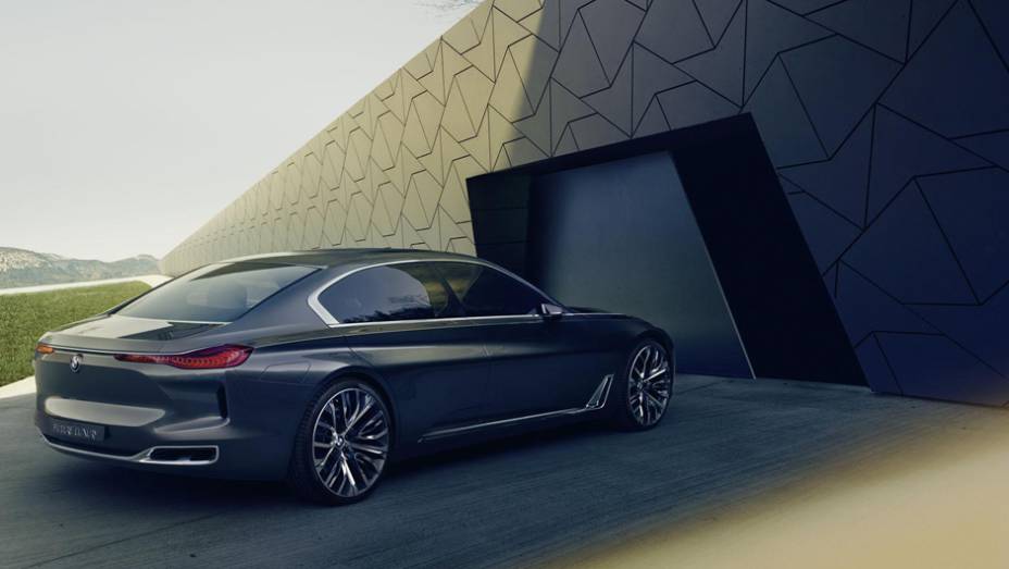 A traseira &eacute; tomada por um grande para-choque com linhas limpas e lanternas esguias de OLED. | <a href="https://preprod.quatrorodas.abril.com.br/noticias/saloes/pequim-2014/bmw-apresentara-conceito-estudo-design-780054.shtml" rel="migration">Leia mais</a>