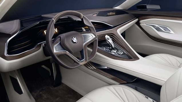 O interior contém três displays... | <a href="https://preprod.quatrorodas.abril.com.br/noticias/saloes/pequim-2014/bmw-apresentara-conceito-estudo-design-780054.shtml" rel="migration">Leia mais</a> O interior contém três displays... | <a href="https://preprod.quatrorodas.abril.com.br/noticias/saloes/pequim-2014/bmw-apresentara-conceito-estudo-design-780054.shtml" rel="migration">Leia mais</a>
