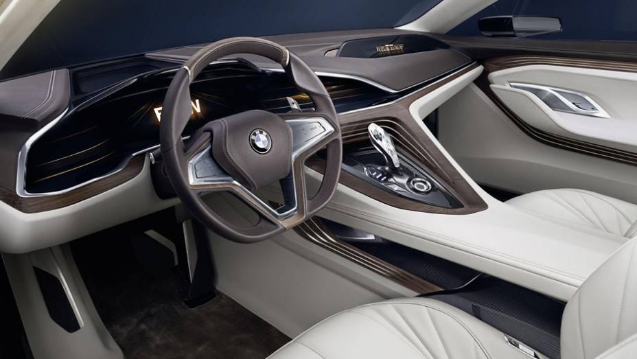 O interior cont&eacute;m tr&ecirc;s displays... | <a href="https://preprod.quatrorodas.abril.com.br/noticias/saloes/pequim-2014/bmw-apresentara-conceito-estudo-design-780054.shtml" rel="migration">Leia mais</a>