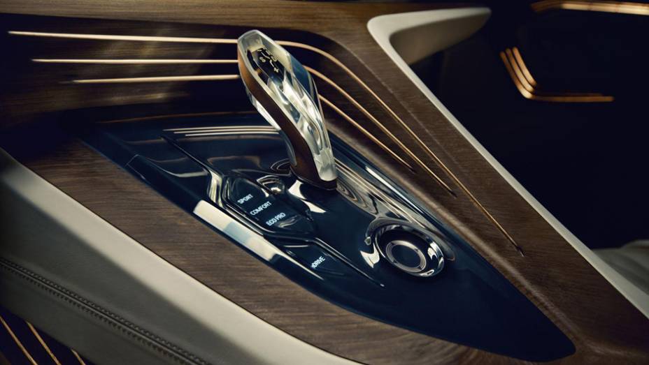 Detalhe da manopla de c&acirc;mbio. | <a href="https://preprod.quatrorodas.abril.com.br/noticias/saloes/pequim-2014/bmw-apresentara-conceito-estudo-design-780054.shtml" rel="migration">Leia mais</a>