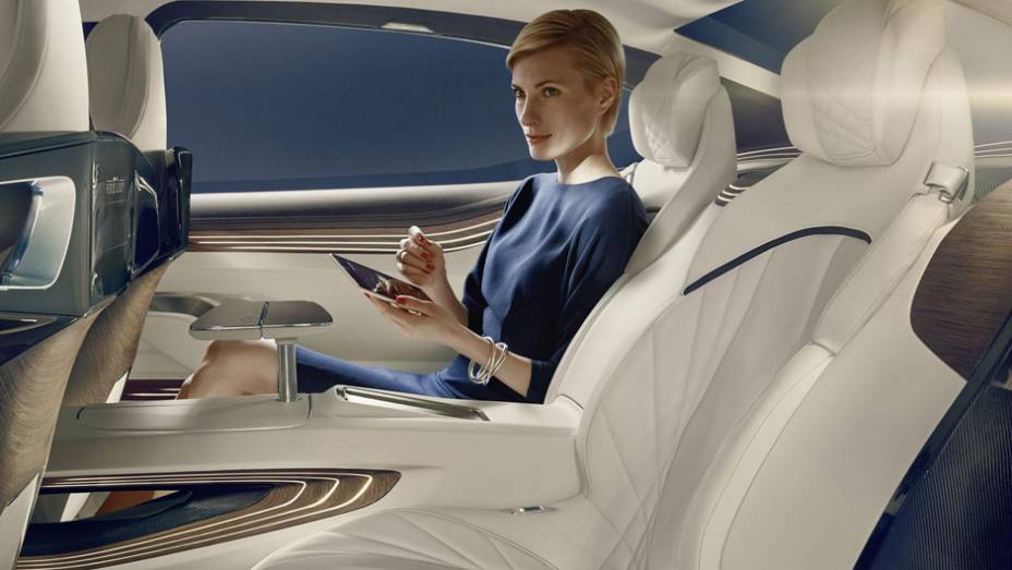 Os passageiros do banco de tr&aacute;s contam com duas telas e um tablet. | <a href="https://preprod.quatrorodas.abril.com.br/noticias/saloes/pequim-2014/bmw-apresentara-conceito-estudo-design-780054.shtml" rel="migration">Leia mais</a>