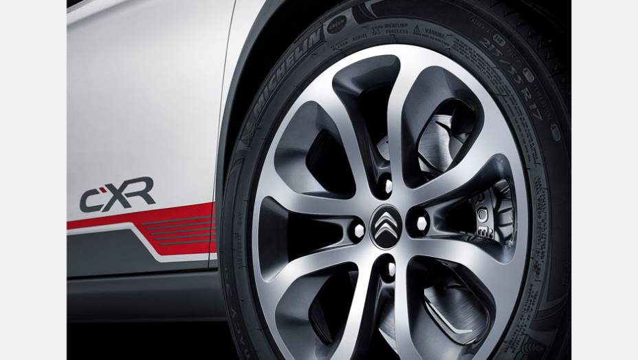 Tem rodas de liga leve aro 17 e pneus de uso misto. | <a href="https://preprod.quatrorodas.abril.com.br/noticias/saloes/pequim-2014/citroen-revela-conceito-c-xr-780309.shtml" rel="migration">Leia mais</a>