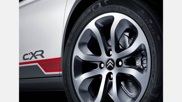 Tem rodas de liga leve aro 17 e pneus de uso misto. | <a href="https://preprod.quatrorodas.abril.com.br/noticias/saloes/pequim-2014/citroen-revela-conceito-c-xr-780309.shtml" rel="migration">Leia mais</a> Tem rodas de liga leve aro 17 e pneus de uso misto. | <a href="https://preprod.quatrorodas.abril.com.br/noticias/saloes/pequim-2014/citroen-revela-conceito-c-xr-780309.shtml" rel="migration">Leia mais</a>