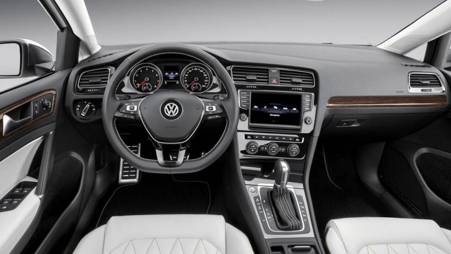 Veículo tem rodas de 20 polegadas com pneus 245/40 e escapamento duplo cromado. | <a href="https://preprod.quatrorodas.abril.com.br/noticias/saloes/pequim-2014/conceito-volkswagen-new-midsize-coupe-sera-revelado-pequim-780074.shtml" rel="migration">Leia mais</a>