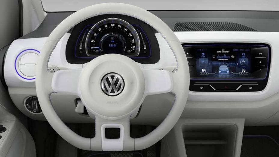 O interior &eacute; bastante espartano e traz apenas as informa&ccedil;&otilde;es essenciais | <a href="https://preprod.quatrorodas.abril.com.br/noticias/saloes/toquio-2013/volkswagen-anuncia-twin-up-concept-759580.shtml" rel="migration">Leia mais</a>