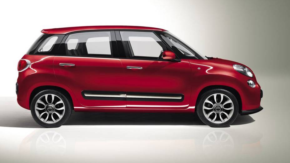 Modelo foi inspirado no 600 Multipla, uma espécie de minivan compacta | <a href="https://preprod.quatrorodas.abril.com.br/saloes/genebra/2012/fiat-500l-678496.shtml" rel="migration">Leia mais</a>