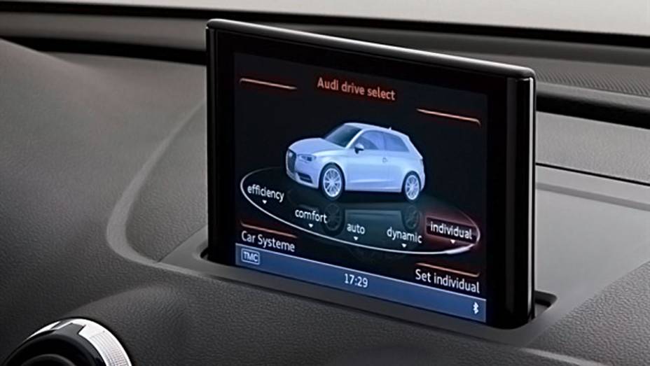 Sistema permite saber a dist&acirc;ncia em rela&ccedil;&atilde;o ao carro da frente | <a href="https://preprod.quatrorodas.abril.com.br/saloes/genebra/2012/audi-a3-678626.shtml" rel="migration">Leia mais</a>