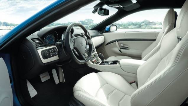 Interior é todo revestido de branco, com detalhes que remetem à marca Interior é todo revestido de branco, com detalhes que remetem à marca