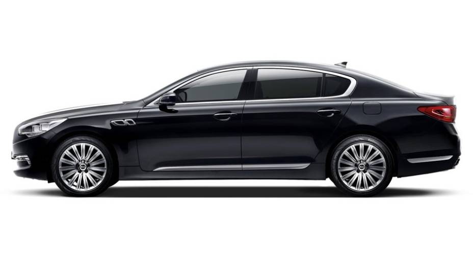 Por fora, o sed&atilde; traz uma grade em H, diferente do adotado em outros carros da marca | <a href="https://preprod.quatrorodas.abril.com.br/saloes/genebra/2012/kia-k9-678504.shtml" rel="migration">Leia mais</a>