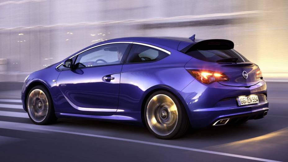 Motor turbo 2.0 litros permite que o hatch alcance 250 km/h | <a href="https://preprod.quatrorodas.abril.com.br/saloes/genebra/2012/opel-astra-opc-678691.shtml" rel="migration">Leia mais</a>