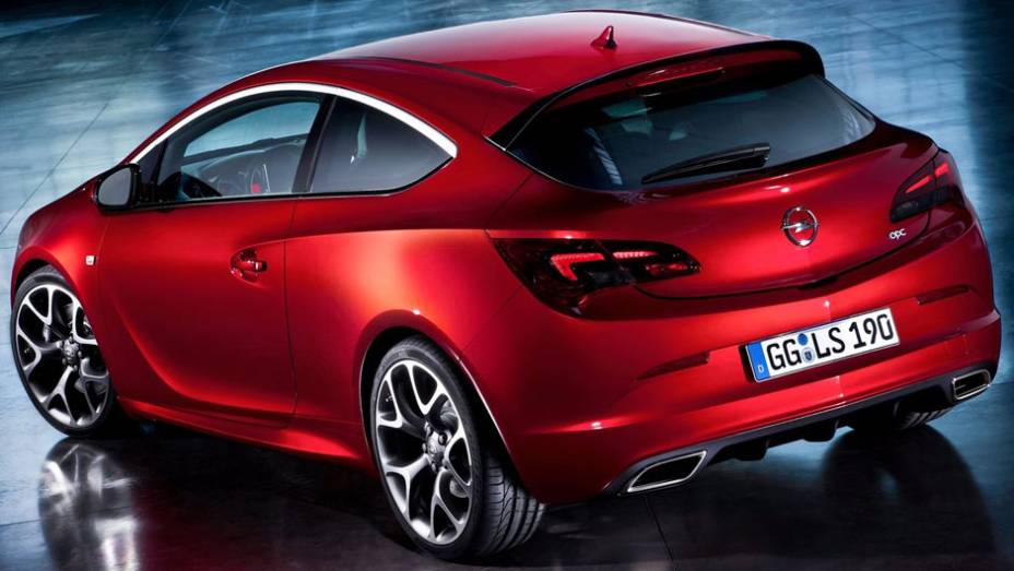 Modelo celebra os 150 anos da Opel | <a href="https://preprod.quatrorodas.abril.com.br/saloes/genebra/2012/opel-astra-opc-678691.shtml" rel="migration">Leia mais</a>