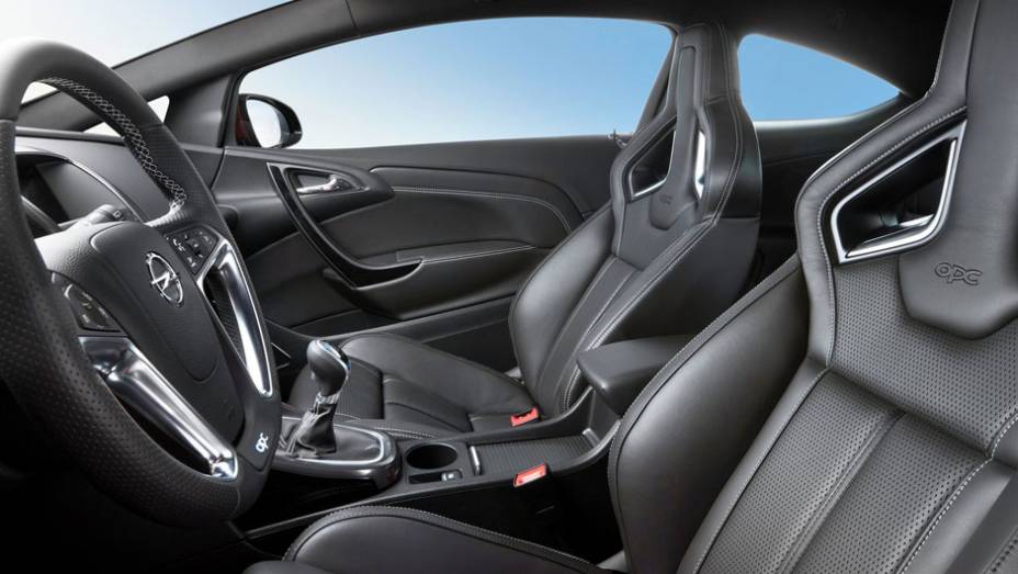 Interior conta com assentos esportivos | <a href="https://preprod.quatrorodas.abril.com.br/saloes/genebra/2012/opel-astra-opc-678691.shtml" rel="migration">Leia mais</a>