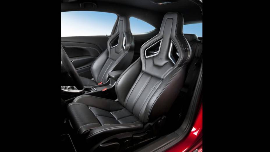 Detalhes com o logo do modelo est&atilde;o presentes em seu interior | <a href="https://preprod.quatrorodas.abril.com.br/saloes/genebra/2012/opel-astra-opc-678691.shtml" rel="migration">Leia mais</a>