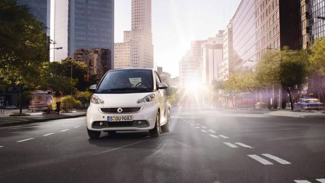 Esta é a terceira geração do carrinho | <a href="https://preprod.quatrorodas.abril.com.br/saloes/genebra/2012/smart-fortwo-2013-678533.shtml" rel="migration">Leia mais</a> Esta é a terceira geração do carrinho | <a href="https://preprod.quatrorodas.abril.com.br/saloes/genebra/2012/smart-fortwo-2013-678533.shtml" rel="migration">Leia mais</a>