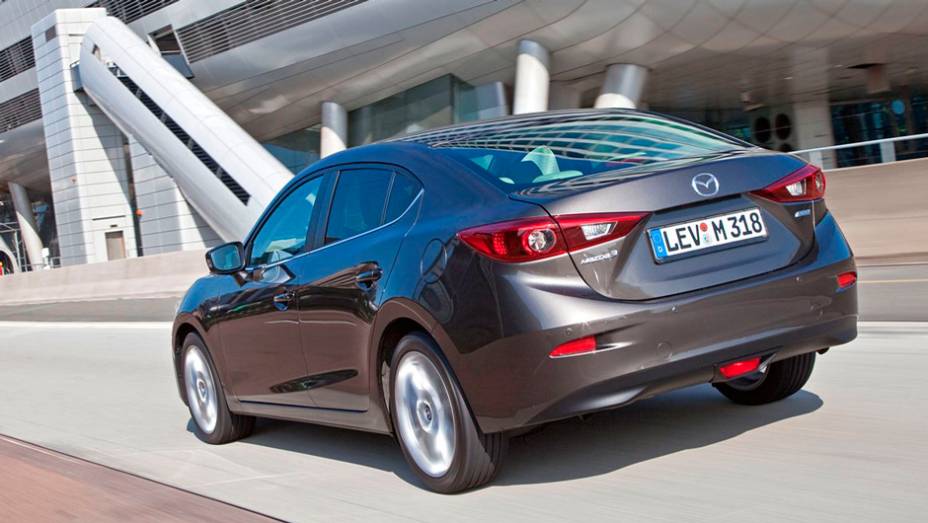 Modelo come&ccedil;ar&aacute; a ser vendido antes do fim de 2013 | <a href="https://preprod.quatrorodas.abril.com.br/noticias/fabricantes/primeiras-fotos-oficiais-mazda3-sedan-2014-sao-reveladas-745927.shtml" rel="migration">Leia mais</a>