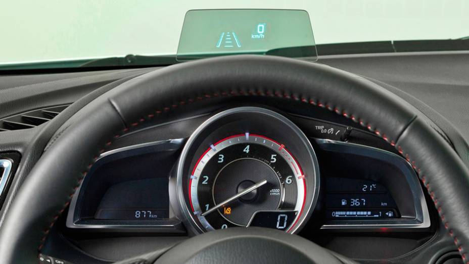 Detalhe do painel | <a href="https://preprod.quatrorodas.abril.com.br/noticias/fabricantes/primeiras-fotos-oficiais-mazda3-sedan-2014-sao-reveladas-745927.shtml" rel="migration">Leia mais</a> Detalhe do painel | <a href="https://preprod.quatrorodas.abril.com.br/noticias/fabricantes/primeiras-fotos-oficiais-mazda3-sedan-2014-sao-reveladas-745927.shtml" rel="migration">Leia mais</a>