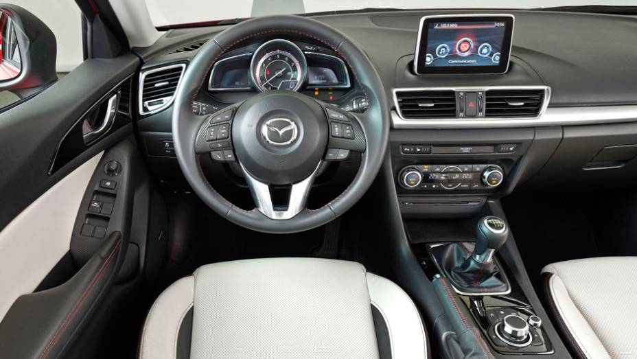 Como era de se esperar, a cabine interior será igual ao modelo hatch | <a href="https://preprod.quatrorodas.abril.com.br/noticias/fabricantes/primeiras-fotos-oficiais-mazda3-sedan-2014-sao-reveladas-745927.shtml" rel="migration">Leia mais</a>