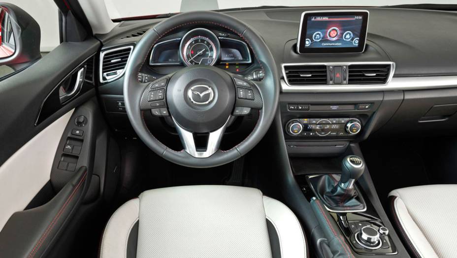 Como era de se esperar, a cabine interior ser&aacute; igual ao modelo hatch | <a href="https://preprod.quatrorodas.abril.com.br/noticias/fabricantes/primeiras-fotos-oficiais-mazda3-sedan-2014-sao-reveladas-745927.shtml" rel="migration">Leia mais</a>