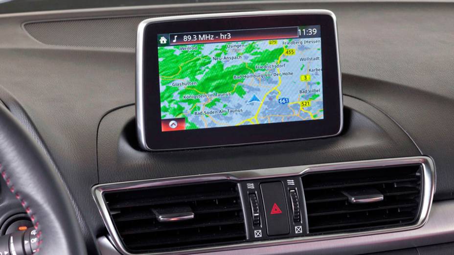 Sistema de informação e entretenimento | <a href="https://preprod.quatrorodas.abril.com.br/noticias/fabricantes/primeiras-fotos-oficiais-mazda3-sedan-2014-sao-reveladas-745927.shtml" rel="migration">Leia mais</a> Sistema de informação e entretenimento | <a href="https://preprod.quatrorodas.abril.com.br/noticias/fabricantes/primeiras-fotos-oficiais-mazda3-sedan-2014-sao-reveladas-745927.shtml" rel="migration">Leia mais</a>