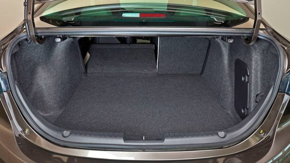 Gra&ccedil;as &agrave; traseira mais longa, porta-malas ser&aacute; significativamente maior | <a href="https://preprod.quatrorodas.abril.com.br/noticias/fabricantes/primeiras-fotos-oficiais-mazda3-sedan-2014-sao-reveladas-745927.shtml" rel="migration">Leia mais</a>