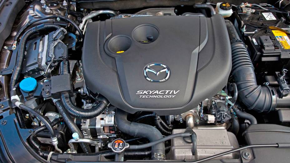 No momento não há detalhes sobre as opções de motorização, mas provavelmente serão emprestadas do hatchback | <a href="https://preprod.quatrorodas.abril.com.br/noticias/fabricantes/primeiras-fotos-oficiais-mazda3-sedan-2014-sao-reveladas-745927.shtml" rel="migration">Leia mais</a>