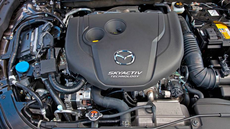 No momento n&atilde;o h&aacute; detalhes sobre as op&ccedil;&otilde;es de motoriza&ccedil;&atilde;o, mas provavelmente ser&atilde;o emprestadas do hatchback | <a href="https://preprod.quatrorodas.abril.com.br/noticias/fabricantes/primeiras-fotos-oficiais-mazda3-sedan-2014-sao-reveladas-745927.shtml" rel="migration">Leia mais</a>