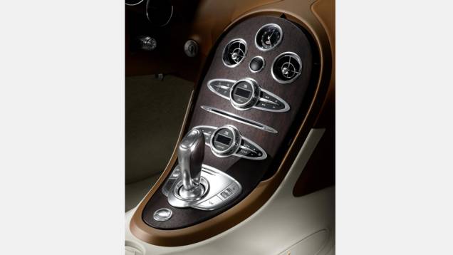 ... o interior tem estofado em cinza claro e painéis em couro "Havanna". | <a href="https://preprod.quatrorodas.abril.com.br/noticias/saloes/pequim-2014/bugatti-lanca-veyron-grand-sport-vitesse-black-bess-779340.shtml" rel="migration">Leia mais</a> ... o interior tem estofado em cinza claro e painéis em couro "Havanna". | <a href="https://preprod.quatrorodas.abril.com.br/noticias/saloes/pequim-2014/bugatti-lanca-veyron-grand-sport-vitesse-black-bess-779340.shtml" rel="migration">Leia mais</a>