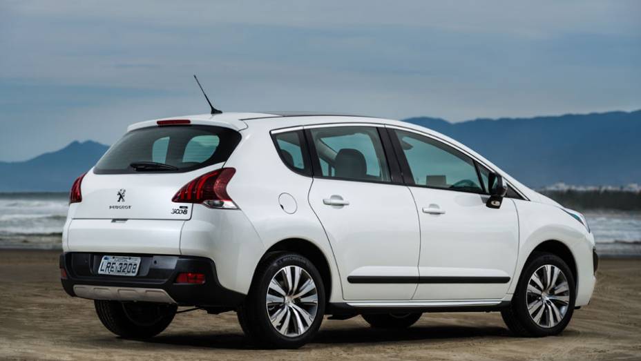 Na traseira, as lanternas ostentam nova disposição de luzes | <a href="https://preprod.quatrorodas.abril.com.br/noticias/fabricantes/novo-peugeot-3008-chega-ao-brasil-783426.shtml" rel="migration">Leia mais</a>