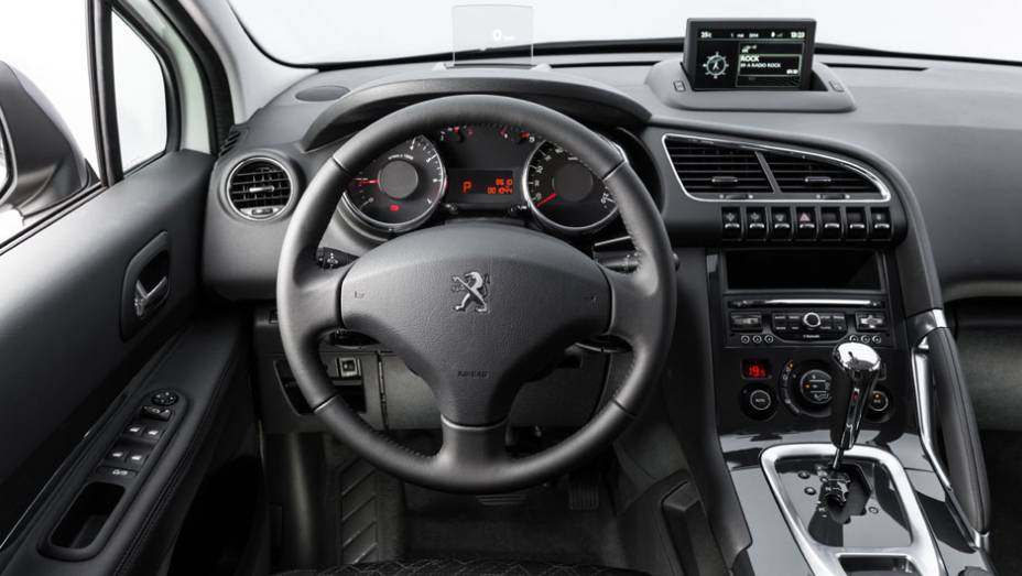 Interior traz poucas mudanças no visual, mas ganhou equipamentos | <a href="https://preprod.quatrorodas.abril.com.br/noticias/fabricantes/novo-peugeot-3008-chega-ao-brasil-783426.shtml" rel="migration">Leia mais</a>