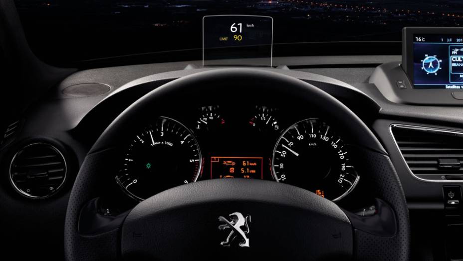 Já oferecido no modelo anterior, o prático head-up display permite que o motorista visualize a velocidade sem tirar os olhos da estrada | <a href="https://preprod.quatrorodas.abril.com.br/noticias/fabricantes/novo-peugeot-3008-chega-ao-brasil-783426.shtml" rel="migration">Leia ma</a>