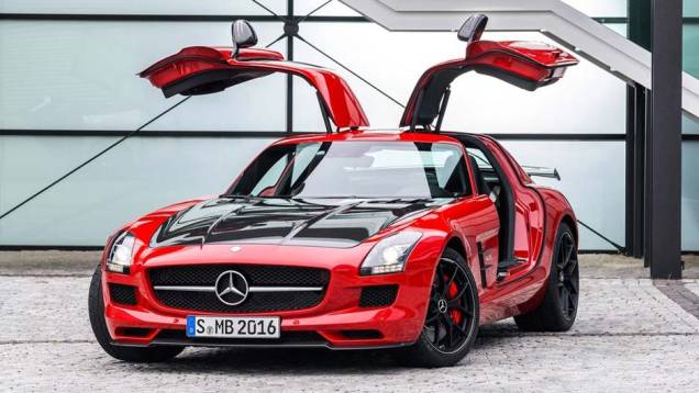 O carro ganhou uma nova dianteira, com para-choque e spoiler frontal redesenhados | <a href="https://preprod.quatrorodas.abril.com.br/noticias/saloes/los-angeles-2013/mercedes-benz-mostra-sls-amg-gt-final-edition-760448.shtml" rel="migration">Leia mais</a> O carro ganhou uma nova dianteira, com para-choque e spoiler frontal redesenhados | <a href="https://preprod.quatrorodas.abril.com.br/noticias/saloes/los-angeles-2013/mercedes-benz-mostra-sls-amg-gt-final-edition-760448.shtml" rel="migration">Leia mais</a>