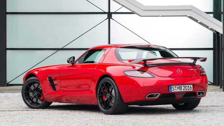 Na traseira, há um aerofólio fixo feito de fibra de carbono | <a href="https://preprod.quatrorodas.abril.com.br/noticias/saloes/los-angeles-2013/mercedes-benz-mostra-sls-amg-gt-final-edition-760448.shtml" rel="migration">Leia mais</a>