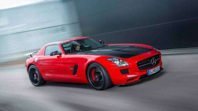 A frente longa tem um capô com tomada de ar central, todo feito de fibra de carbono | <a href="https://preprod.quatrorodas.abril.com.br/noticias/saloes/los-angeles-2013/mercedes-benz-mostra-sls-amg-gt-final-edition-760448.shtml" rel="migration">Leia mais</a> A frente longa tem um capô com tomada de ar central, todo feito de fibra de carbono | <a href="https://preprod.quatrorodas.abril.com.br/noticias/saloes/los-angeles-2013/mercedes-benz-mostra-sls-amg-gt-final-edition-760448.shtml" rel="migration">Leia mais</a>