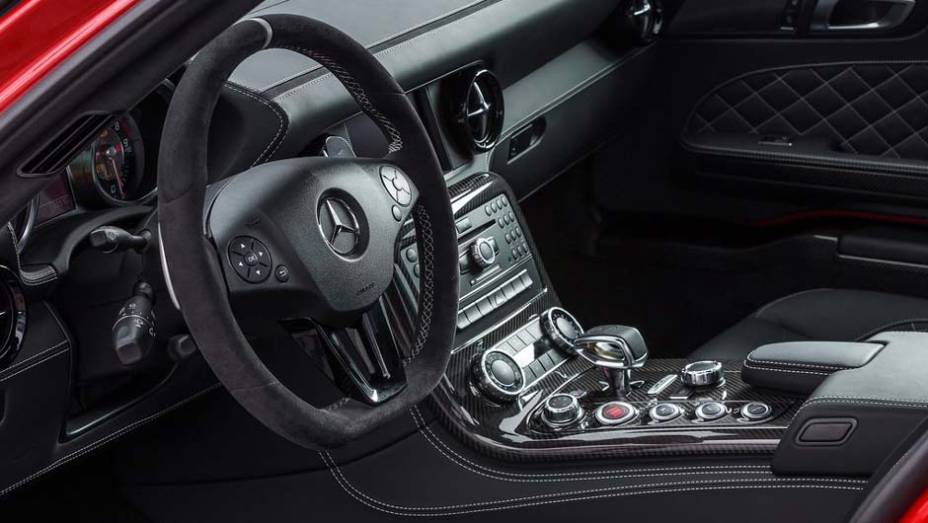 O interior combina camurça, couro, fibra de carbono e alumínio | <a href="https://preprod.quatrorodas.abril.com.br/noticias/saloes/los-angeles-2013/mercedes-benz-mostra-sls-amg-gt-final-edition-760448.shtml" rel="migration">Leia mais</a>