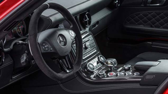 O interior combina camurça, couro, fibra de carbono e alumínio | <a href="https://preprod.quatrorodas.abril.com.br/noticias/saloes/los-angeles-2013/mercedes-benz-mostra-sls-amg-gt-final-edition-760448.shtml" rel="migration">Leia mais</a> O interior combina camurça, couro, fibra de carbono e alumínio | <a href="https://preprod.quatrorodas.abril.com.br/noticias/saloes/los-angeles-2013/mercedes-benz-mostra-sls-amg-gt-final-edition-760448.shtml" rel="migration">Leia mais</a>