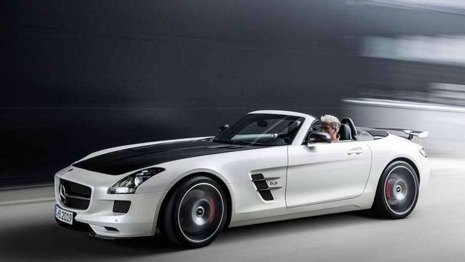 O belo roadster também é oferecido na Final Edition | <a href="https://preprod.quatrorodas.abril.com.br/noticias/saloes/los-angeles-2013/mercedes-benz-mostra-sls-amg-gt-final-edition-760448.shtml" rel="migration">Leia mais</a>