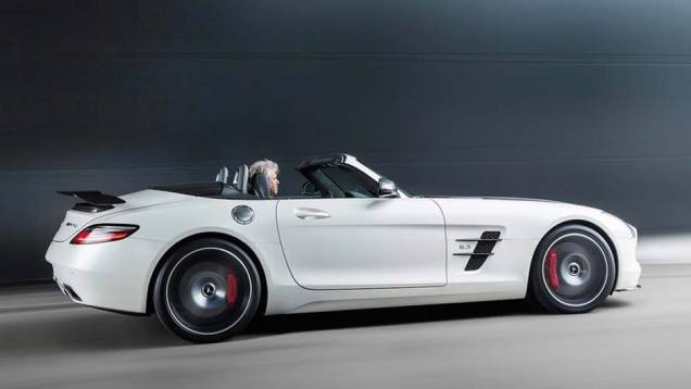 As rodas de 19 polegadas na frente e 20 polegadas atrás são exclusivas | <a href="https://preprod.quatrorodas.abril.com.br/noticias/saloes/los-angeles-2013/mercedes-benz-mostra-sls-amg-gt-final-edition-760448.shtml" rel="migration">Leia mais</a> As rodas de 19 polegadas na frente e 20 polegadas atrás são exclusivas | <a href="https://preprod.quatrorodas.abril.com.br/noticias/saloes/los-angeles-2013/mercedes-benz-mostra-sls-amg-gt-final-edition-760448.shtml" rel="migration">Leia mais</a>