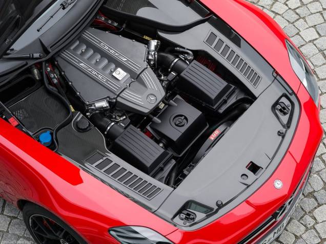 O motor é o mesmo 6.3 V8, com quase 600 cv; seu sucessor deve se chamar SLC | <a href="https://preprod.quatrorodas.abril.com.br/noticias/saloes/los-angeles-2013/mercedes-benz-mostra-sls-amg-gt-final-edition-760448.shtml" rel="migration">Leia mais</a> O motor é o mesmo 6.3 V8, com quase 600 cv; seu sucessor deve se chamar SLC | <a href="https://preprod.quatrorodas.abril.com.br/noticias/saloes/los-angeles-2013/mercedes-benz-mostra-sls-amg-gt-final-edition-760448.shtml" rel="migration">Leia mais</a>