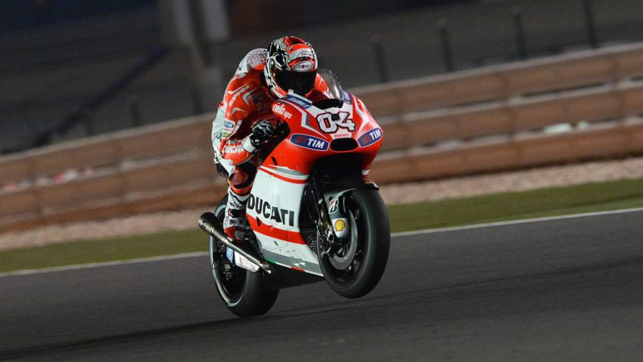 O piloto da Ducati, Andrea Dovizioso ficou com o quarto melhor tempo. | <a href="https://preprod.quatrorodas.abril.com.br/moto/noticias/marc-marquez-pole-primeira-etapa-ano-motogp-777577.shtml" rel="migration">Leia mais</a>