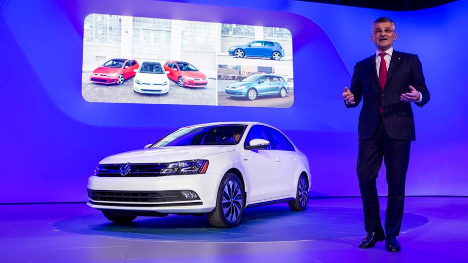 Volkswagen Jetta 2015 | <a href="https://preprod.quatrorodas.abril.com.br/noticias/fabricantes/jetta-2015-revelado-ganha-novidades-779724.shtml" rel="migration">Leia mais</a>