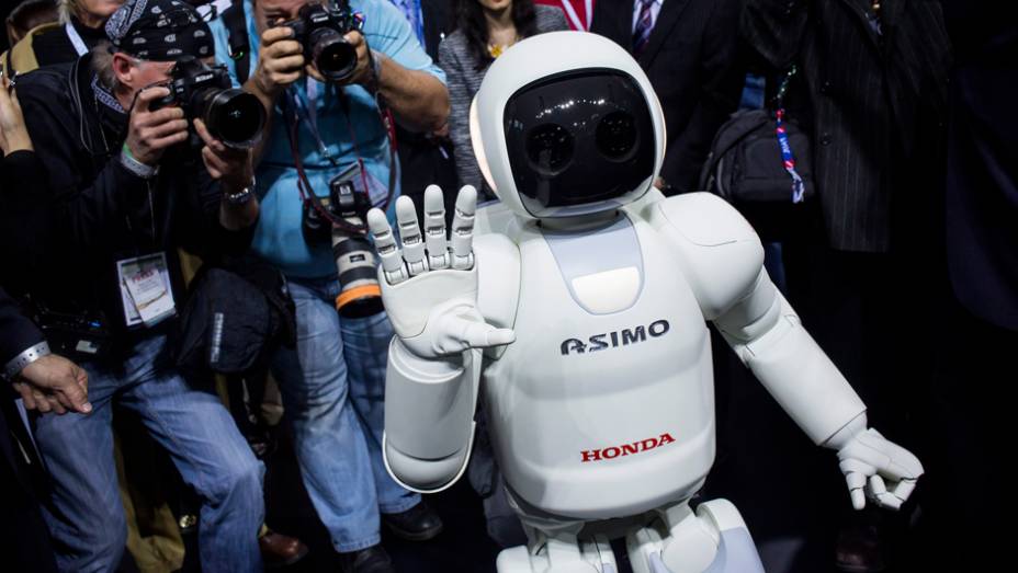 Honda ASIMO | <a href="https://preprod.quatrorodas.abril.com.br/blogs/planeta-carro/2014/04/17/honda-revela-nova-versao-do-asimo/" rel="migration">Leia mais</a>