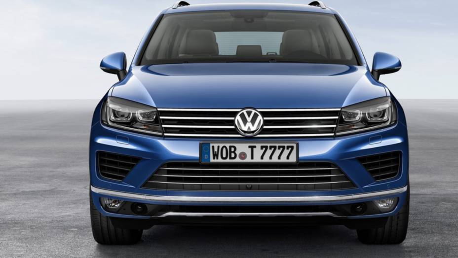 ...e sua grade frontal foi redesenhada. | <a href="https://preprod.quatrorodas.abril.com.br/noticias/saloes/pequim-2014/vw-reestiliza-touareg-780066.shtml" rel="migration">Leia mais</a>