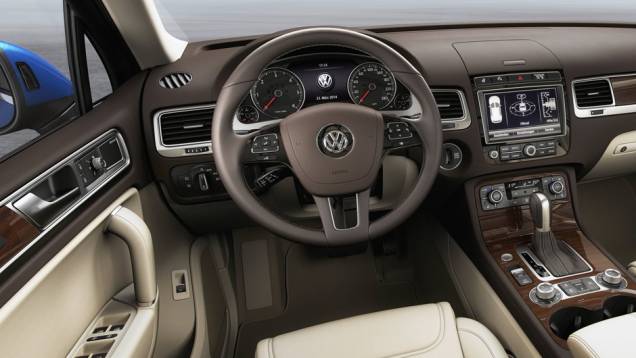 A central multimídia do Touareg inclui a oferta de serviços online, incluindo o Google Earth e o Street View. | <a href="https://preprod.quatrorodas.abril.com.br/noticias/saloes/pequim-2014/vw-reestiliza-touareg-780066.shtml" rel="migration">Leia mais</a> A central multimídia do Touareg inclui a oferta de serviços online, incluindo o Google Earth e o Street View. | <a href="https://preprod.quatrorodas.abril.com.br/noticias/saloes/pequim-2014/vw-reestiliza-touareg-780066.shtml" rel="migration">Leia mais</a>