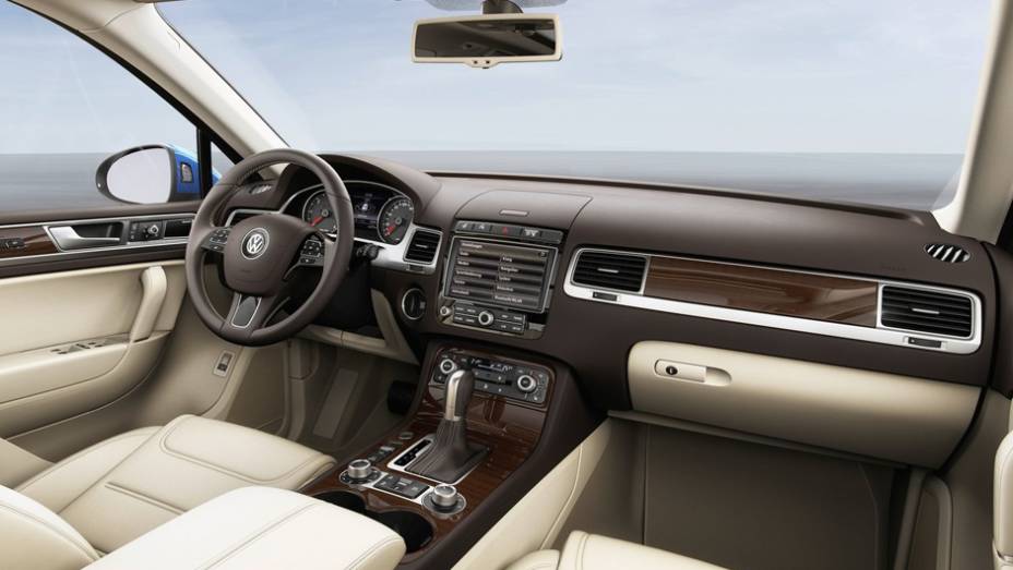 O interior traz novas opções de acabamento, detalhes em couro e painel com iluminação branca. | <a href="https://preprod.quatrorodas.abril.com.br/noticias/saloes/pequim-2014/vw-reestiliza-touareg-780066.shtml" rel="migration">Leia mais</a> O interior traz novas opções de acabamento, detalhes em couro e painel com iluminação branca. | <a href="https://preprod.quatrorodas.abril.com.br/noticias/saloes/pequim-2014/vw-reestiliza-touareg-780066.shtml" rel="migration">Leia mais</a>