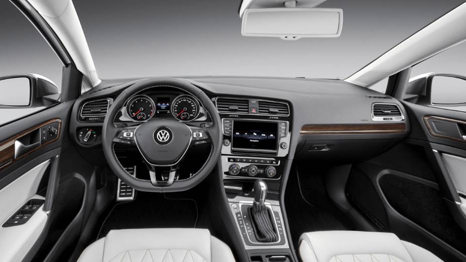 A parte interior recebeu detalhes de madeira nas portas, e preto brilhante no painel. | <a href="https://preprod.quatrorodas.abril.com.br/noticias/saloes/pequim-2014/vw-lanca-golf-edition-concept-pequim-780411.shtml" rel="migration">Leia mais</a>