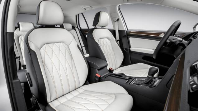 Os bancos esportivos são revestidos em couro de dois tons. | <a href="https://preprod.quatrorodas.abril.com.br/noticias/saloes/pequim-2014/vw-lanca-golf-edition-concept-pequim-780411.shtml" rel="migration">Leia mais</a> Os bancos esportivos são revestidos em couro de dois tons. | <a href="https://preprod.quatrorodas.abril.com.br/noticias/saloes/pequim-2014/vw-lanca-golf-edition-concept-pequim-780411.shtml" rel="migration">Leia mais</a>