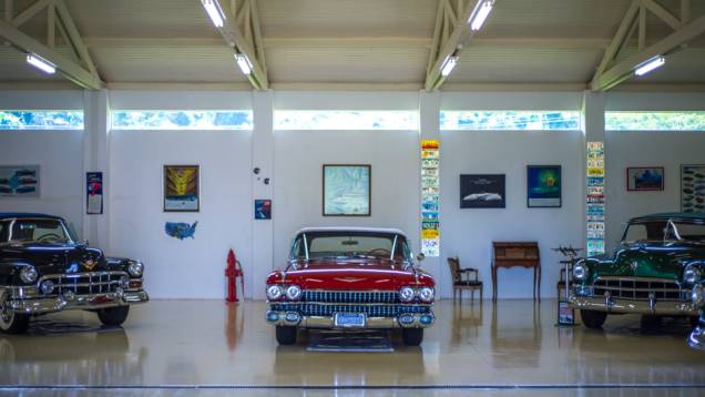 Os Cadillacs monopolizam as atenções no galpão das raridades norte-americanas | <a href="https://preprod.quatrorodas.abril.com.br/galerias/especiais/colecao-carros-antigos-parte-1-852734.shtml" target="_blank" rel="migration">Veja a parte 1</a> | <a href="https://quatrorodas.abril.com." rel="migration"></a> Os Cadillacs monopolizam as atenções no galpão das raridades norte-americanas | <a href="https://preprod.quatrorodas.abril.com.br/galerias/especiais/colecao-carros-antigos-parte-1-852734.shtml" target="_blank" rel="migration">Veja a parte 1</a> | <a href="https://quatrorodas.abril.com." rel="migration"></a>